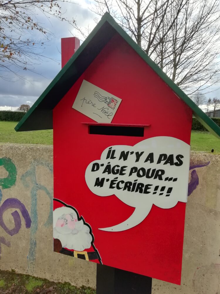 Les élèves peuvent dès à présent déposer leurs lettres au Père Noël dans la boîte...